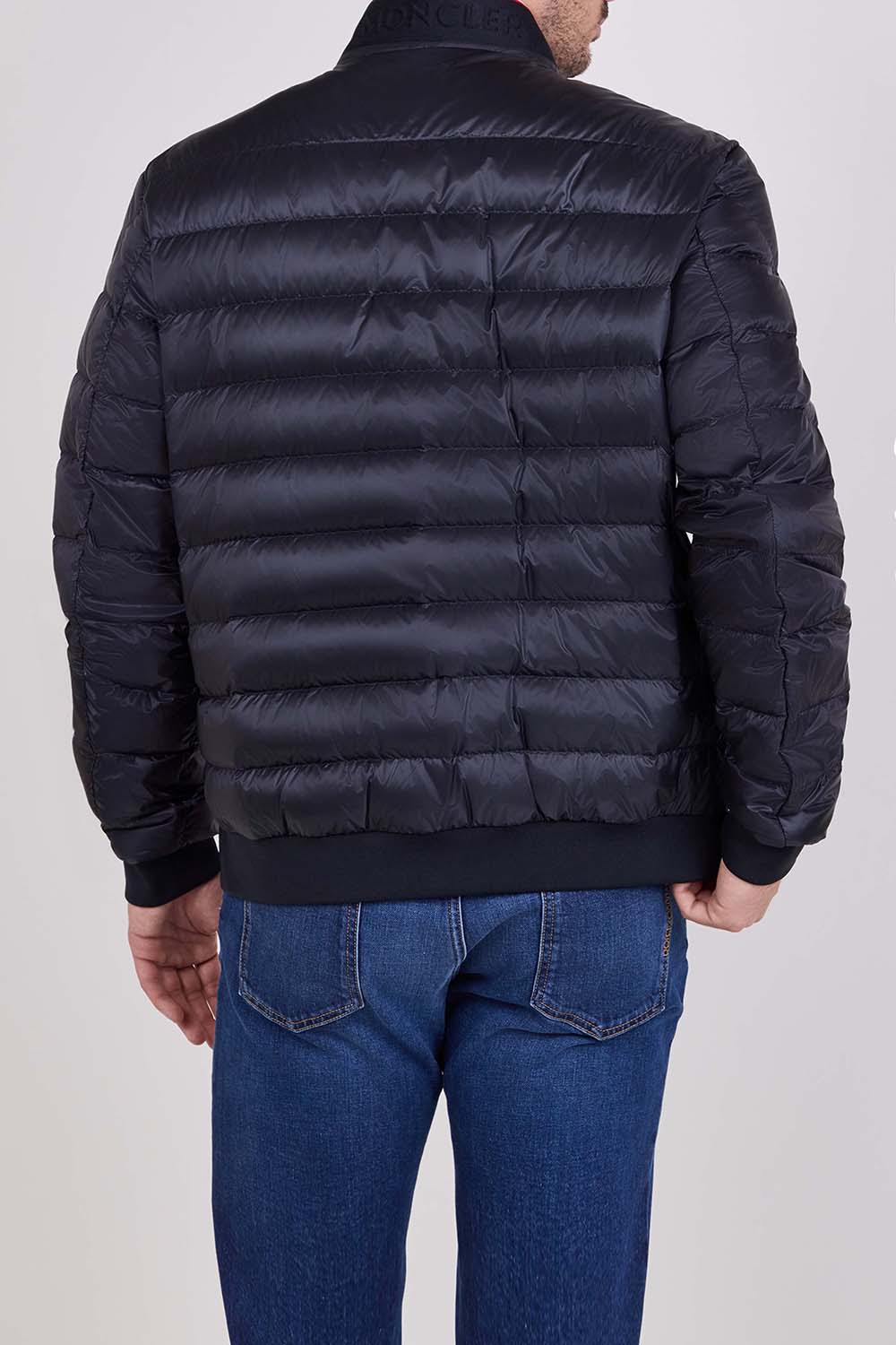 תמונת דוגמן אחורית של מעיל פוך