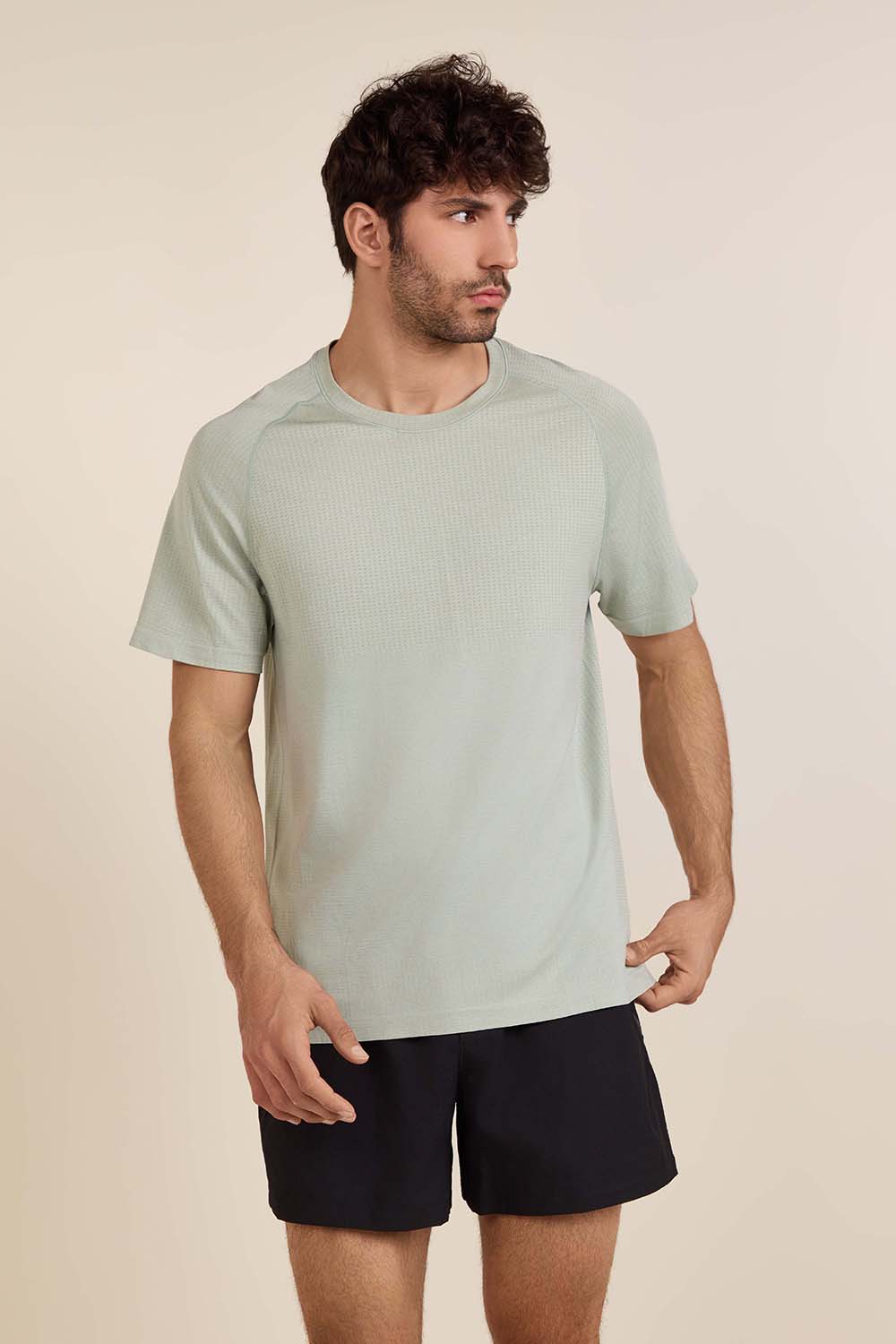 תמונת דוגמן קידמית של Metal Vent Tech Short-Sleeve Shirt