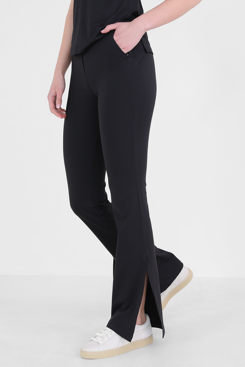 תמונת דוגמן קידמית של Smooth Fit Split-Hem High-Rise Flared Pants