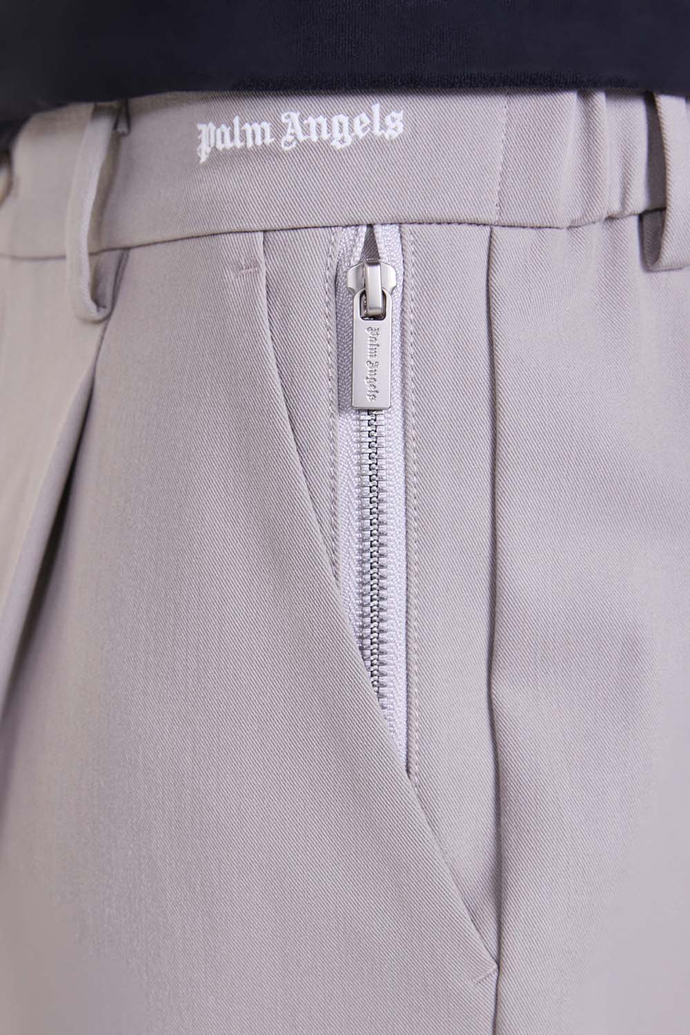 תמונת תקריב דוגמן של מכנסי צ'ינו