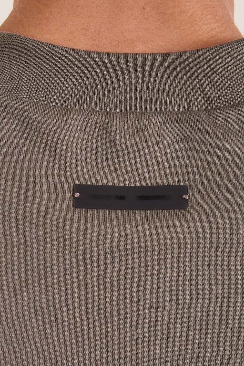 תמונת דוגמן אחורית של חולצת טי