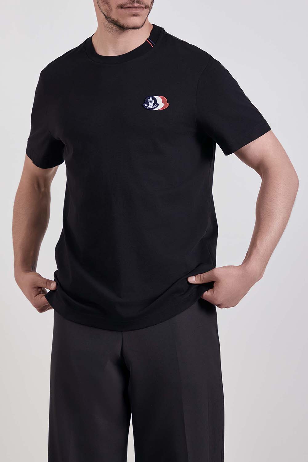 תמונת דוגמן קידמית של חולצת טי בגזרת סלים