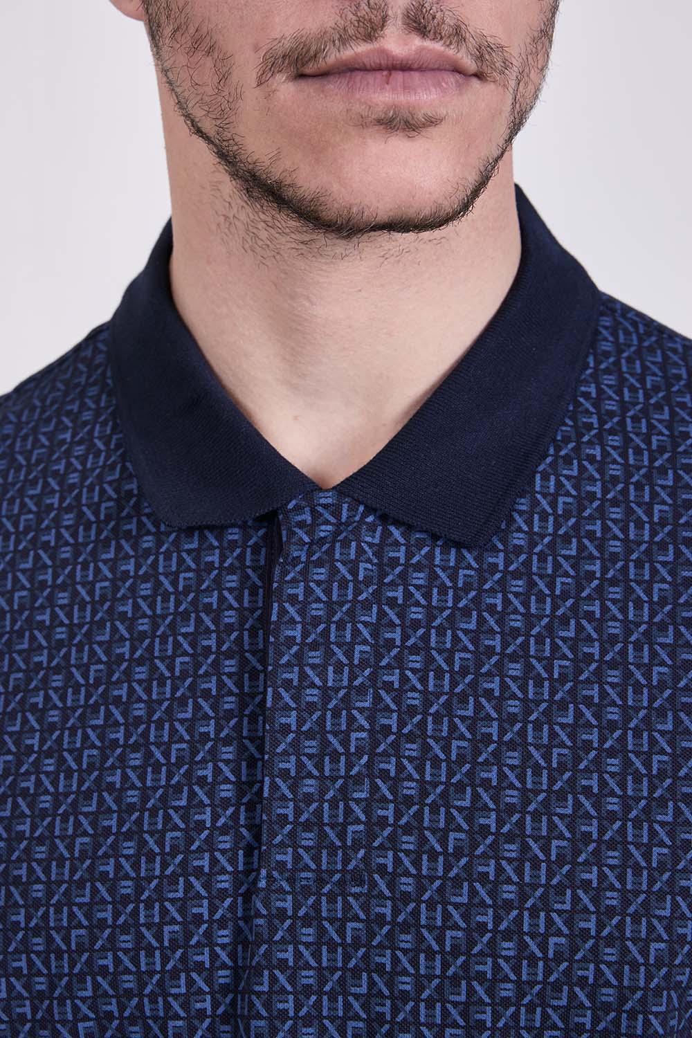 תמונת תקריב דוגמן של חולצת פולו בגזרה ישרה