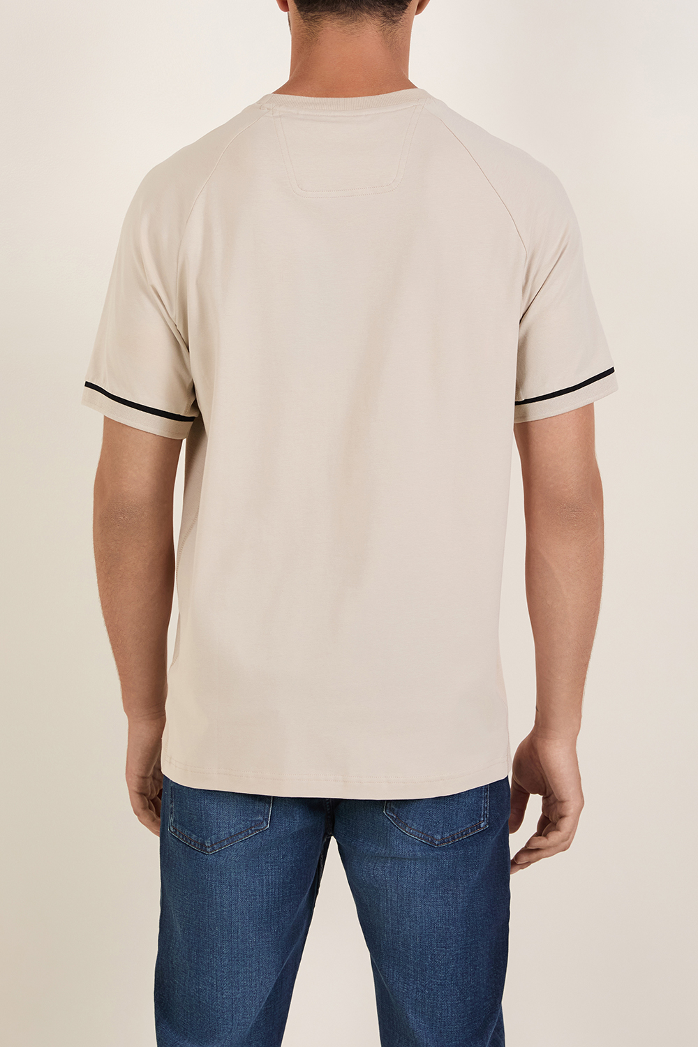 תמונת דוגמן אחורית של חולצת טי