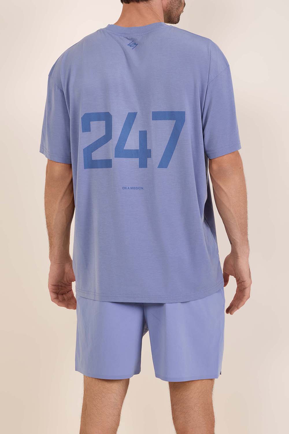 תמונת תקריב דוגמן של חולצת טי אוברסייז