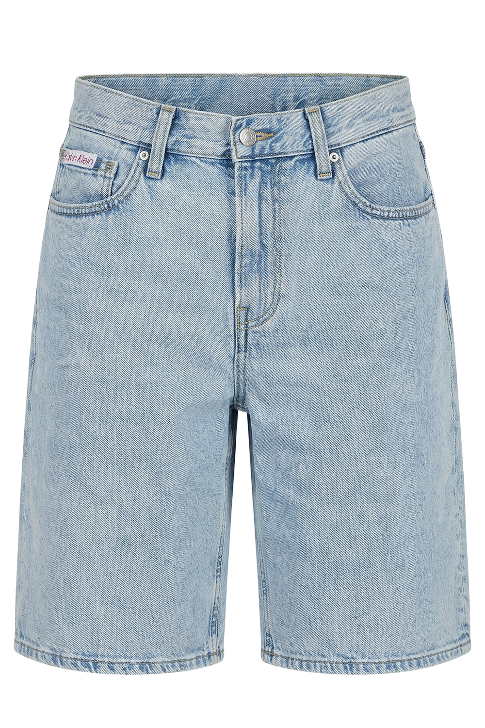 תמונה קידמית של מכנסי ג'ינס קצרים