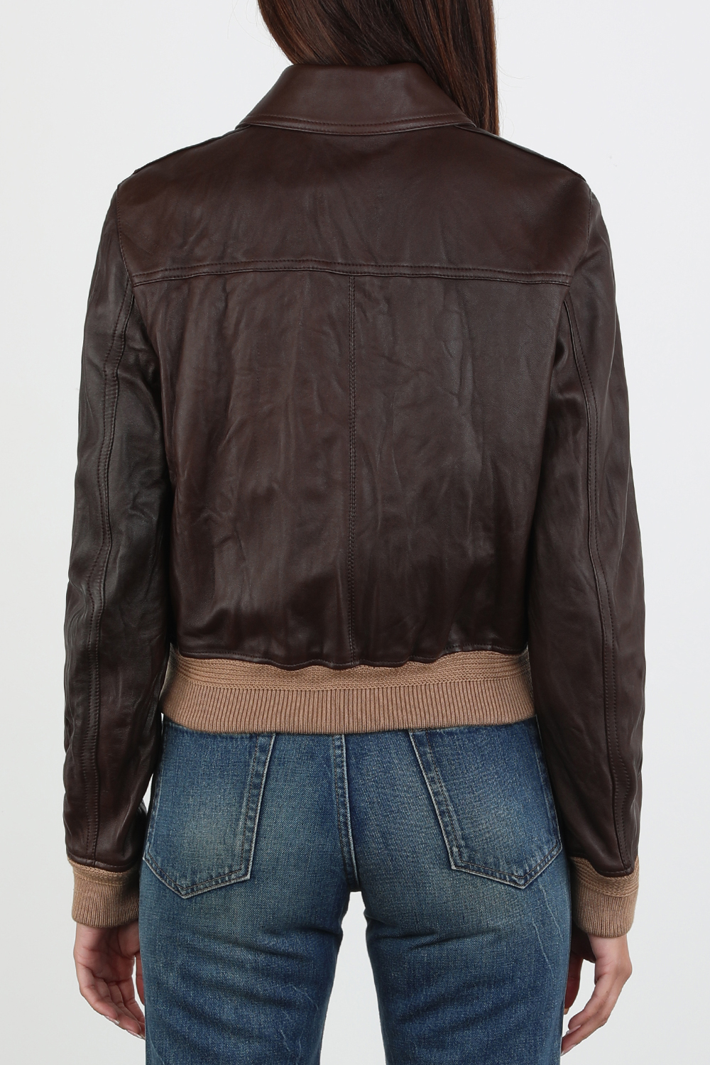 תמונת דוגמן אחורית של ז'קט עור מרוכסן בגוון חום