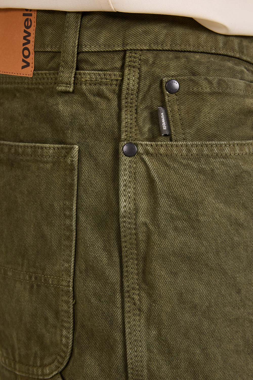 תמונת דוגמן אחורית של מכנסי ג'ינס קצרים