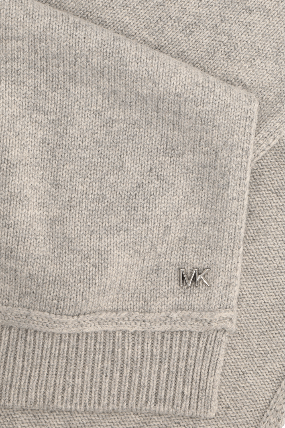 תמונה אחורית של צעיף סרוג