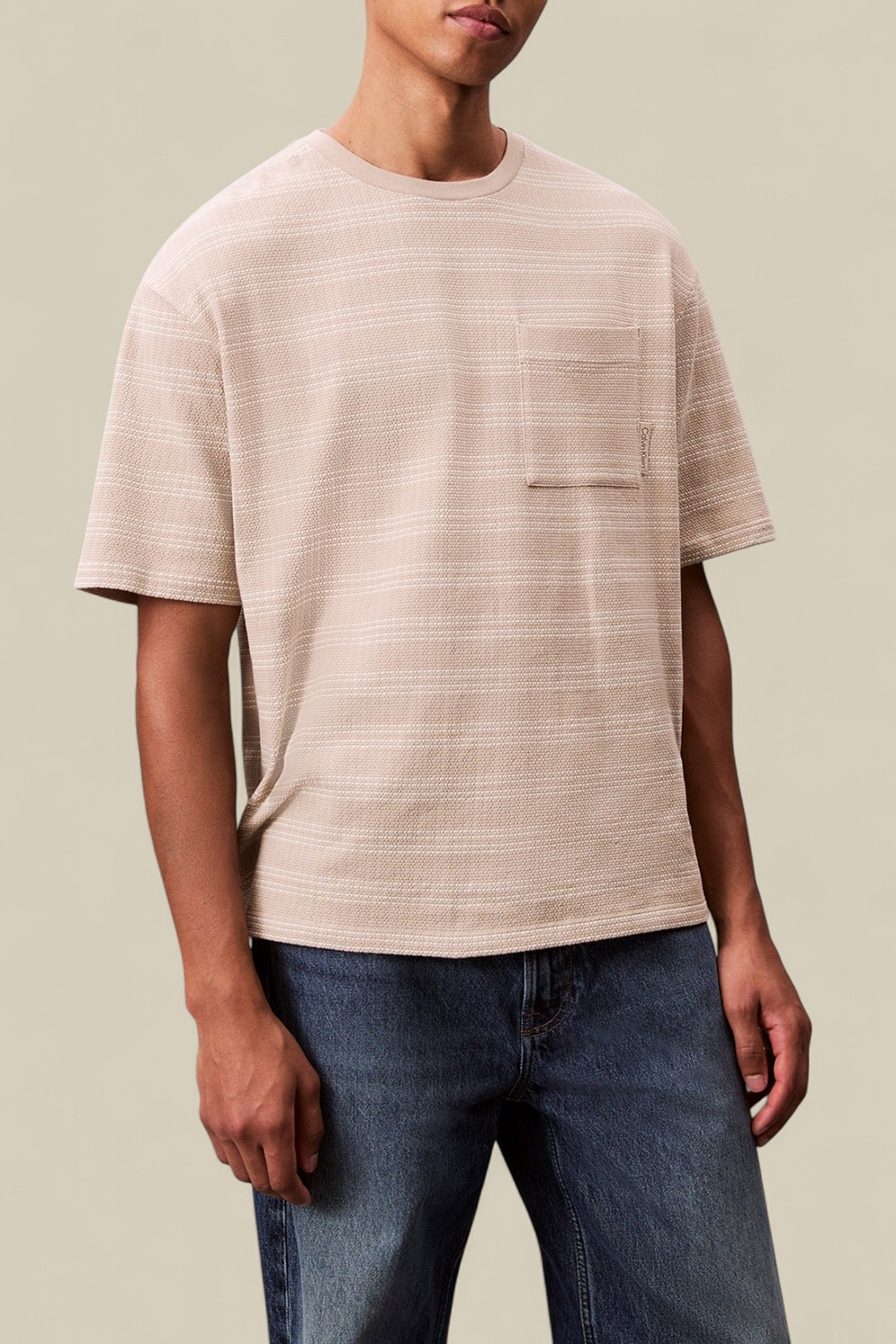 תמונת דוגמן קידמית של חולצת טי ארוגה