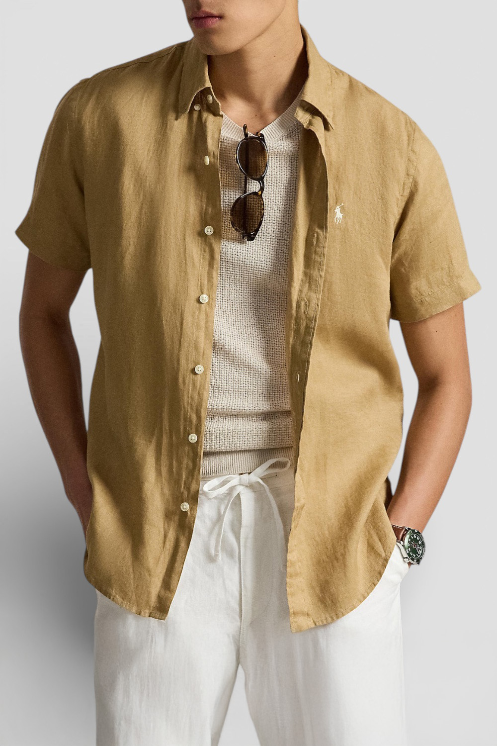 תמונת דוגמן קידמית של חולצה מכופתרת