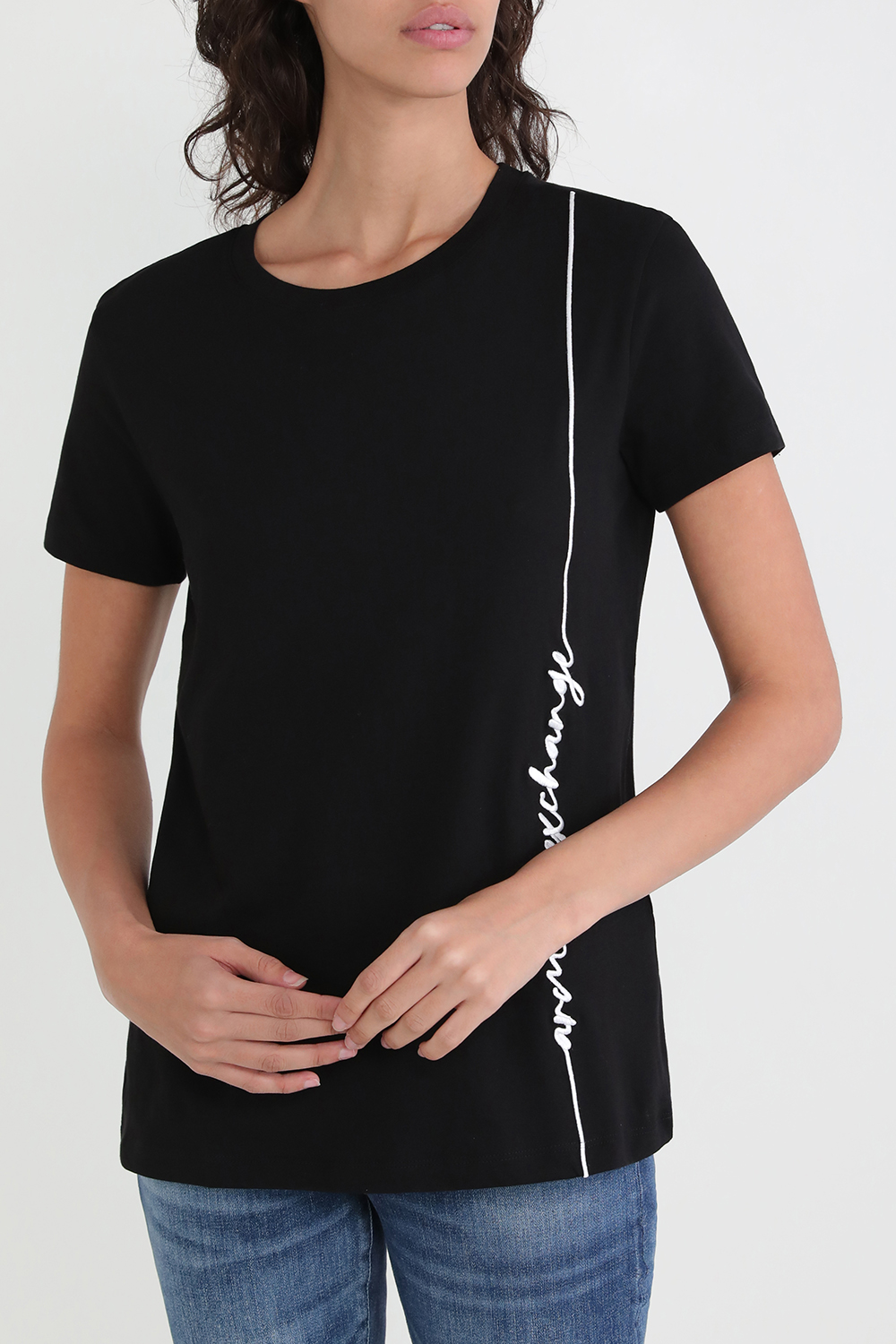 תמונת דוגמן קידמית של חולצת טי עם צווארון עגול