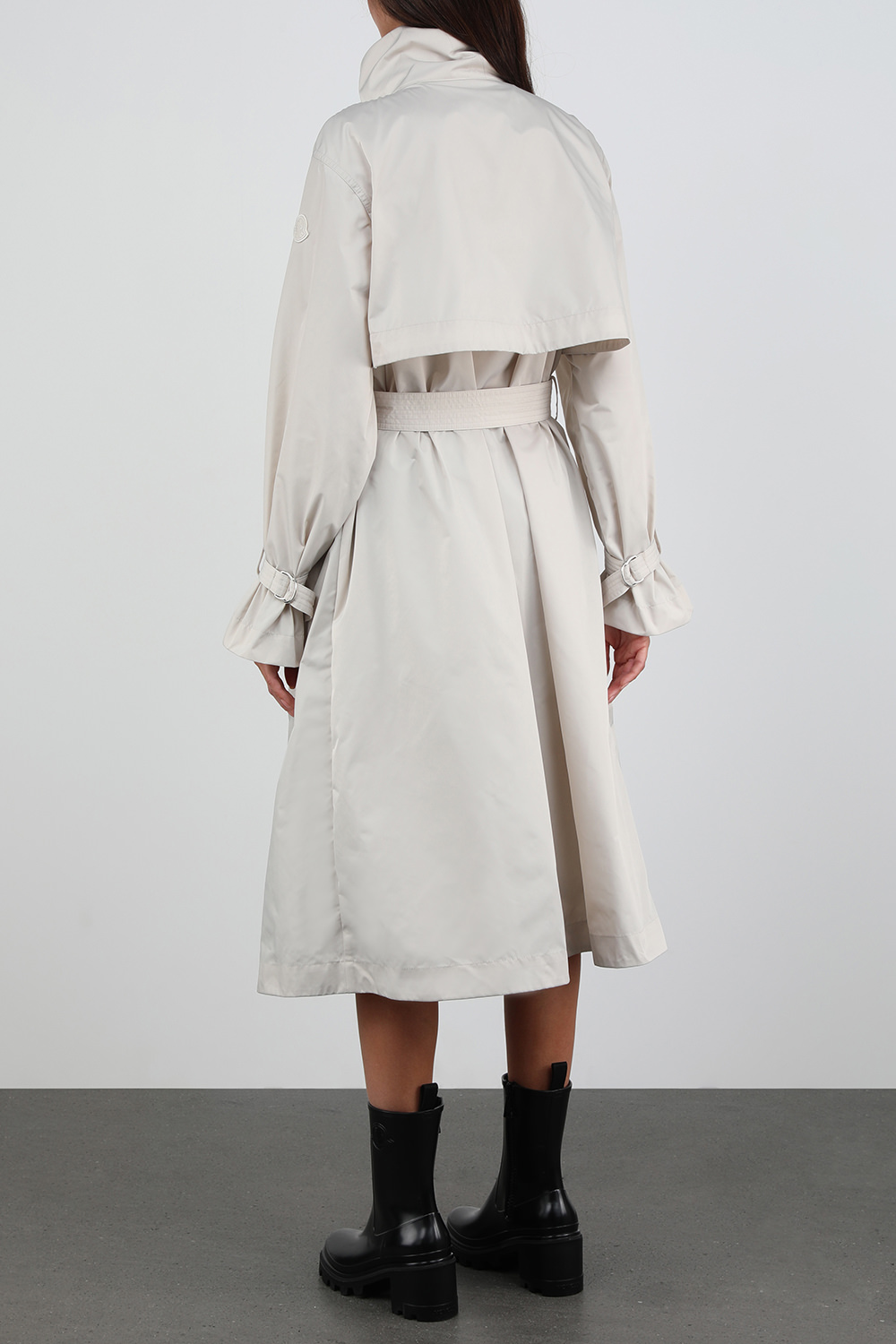 תמונת דוגמן אחורית של מעיל טרנץ' לבן