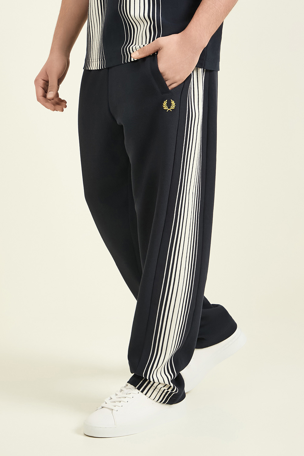 תמונת דוגמן קידמית של מכנסי ג'וג ארוכים