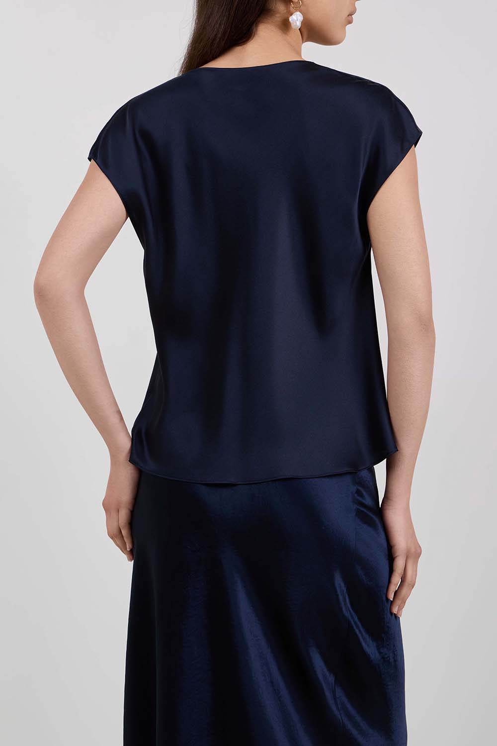 תמונת דוגמן אחורית של חולצת משי