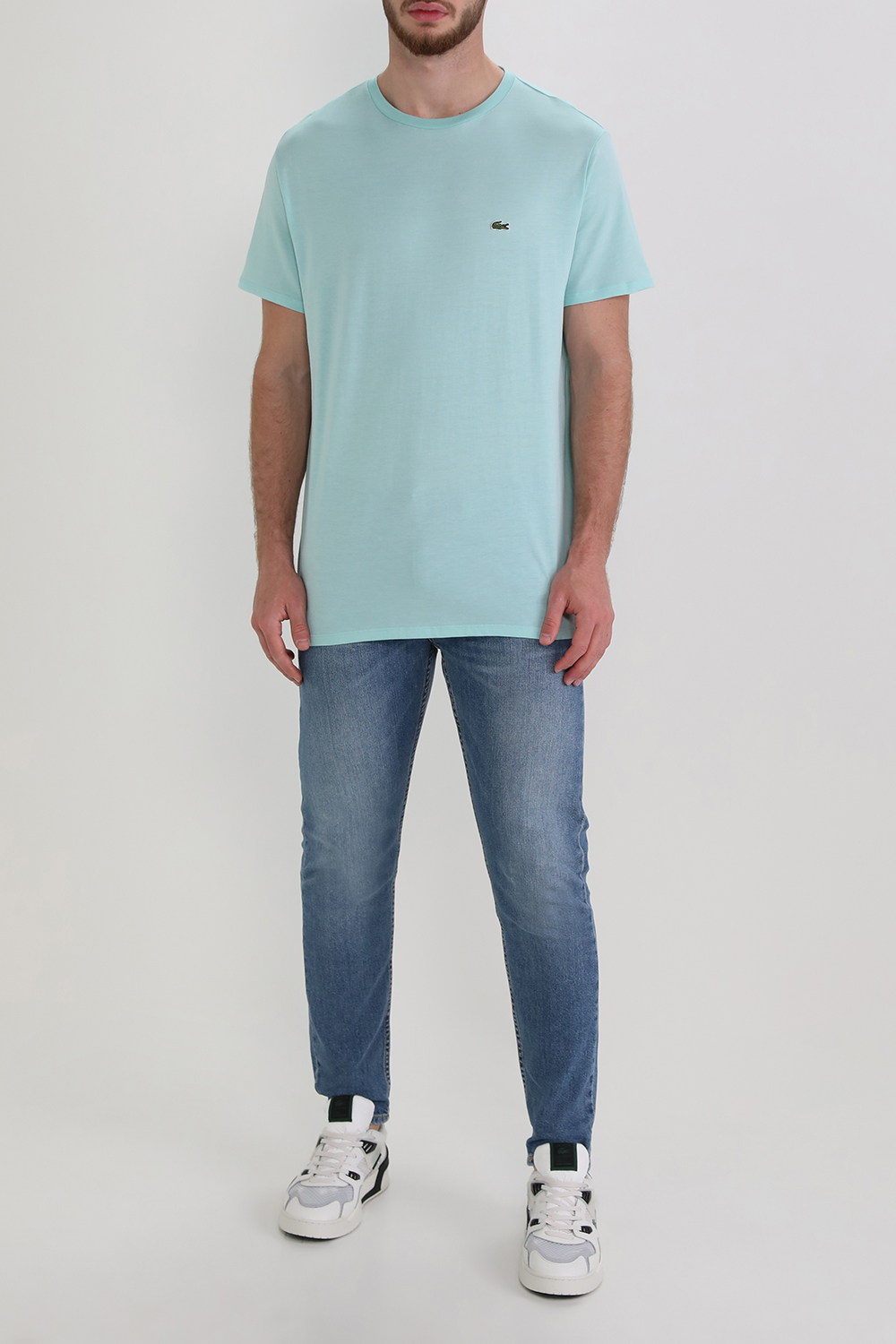 תמונת דוגמן קידמית של סניקרס קורט מעור