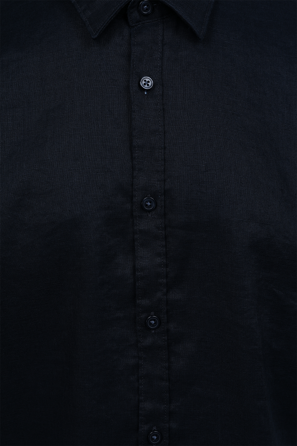 תמונה אחורית של חולצה מכופתרת קצרה שחורה