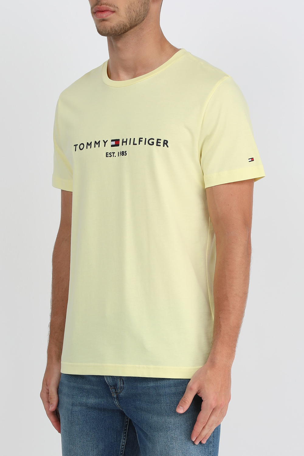 תמונת דוגמן קידמית של טישירט בגוון צהוב בננה עם לוגו רקום