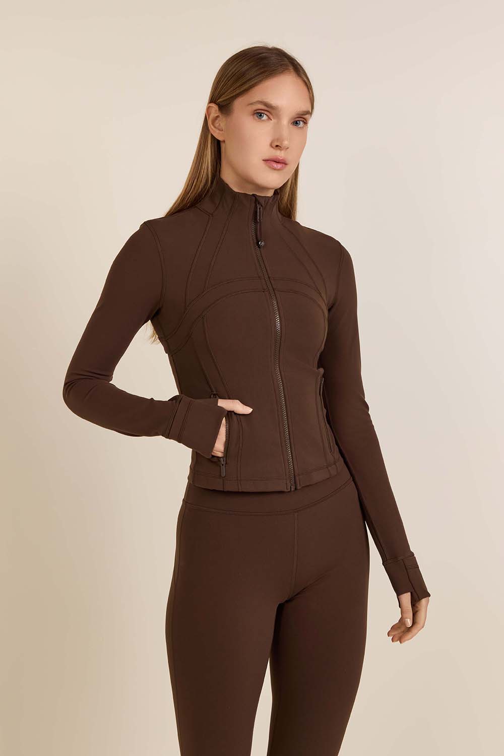 תמונת דוגמן קידמית של Define Cropped Jacket Nulu