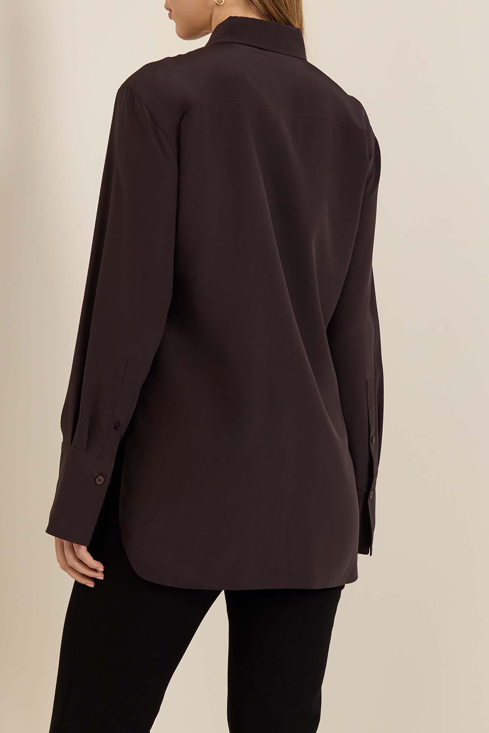 תמונת דוגמן אחורית של חולצת משי מכופתרת