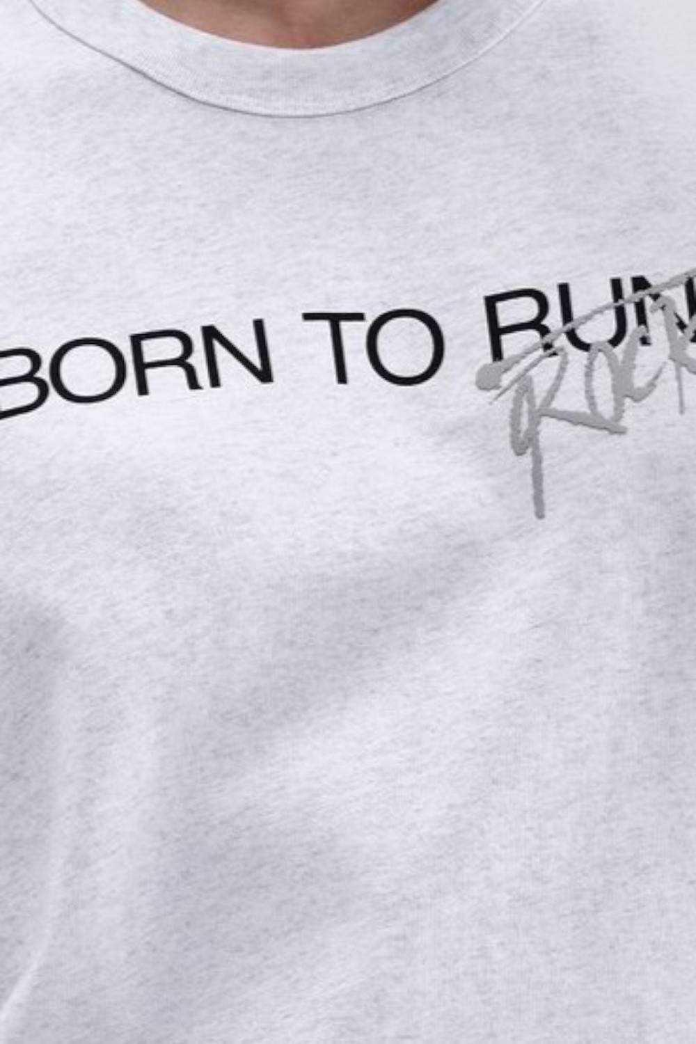 תמונת תקריב דוגמן של חולצת טי נייקי X דברים מוזרים