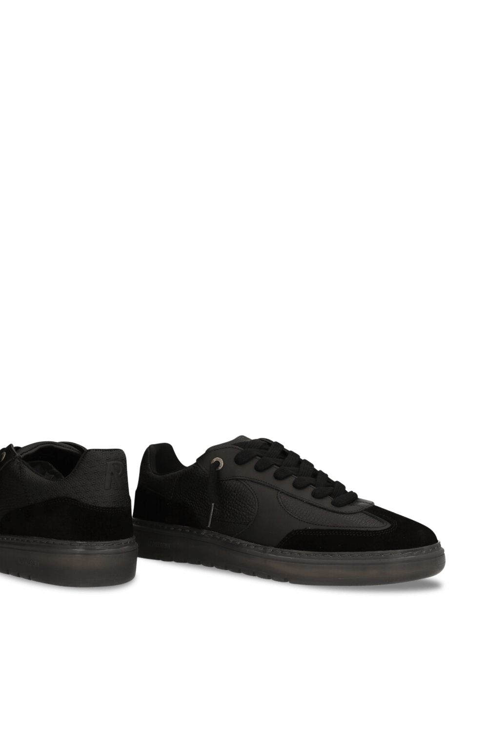 תמונת תקריב של נעלי סניקרס