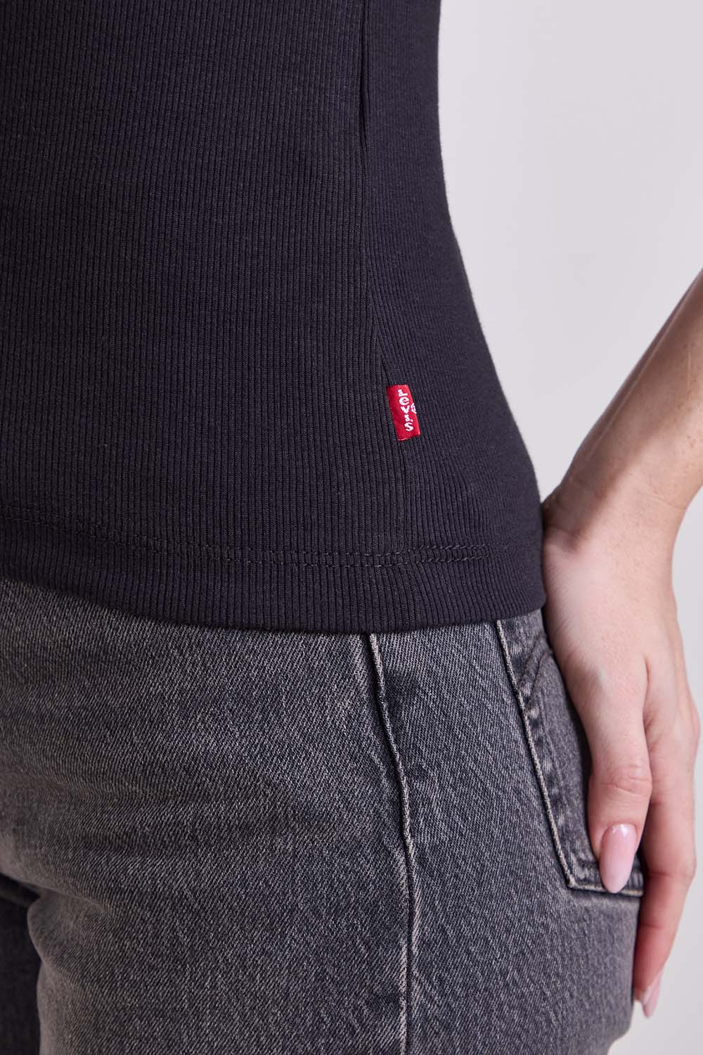 תמונת תקריב דוגמן של גופיה