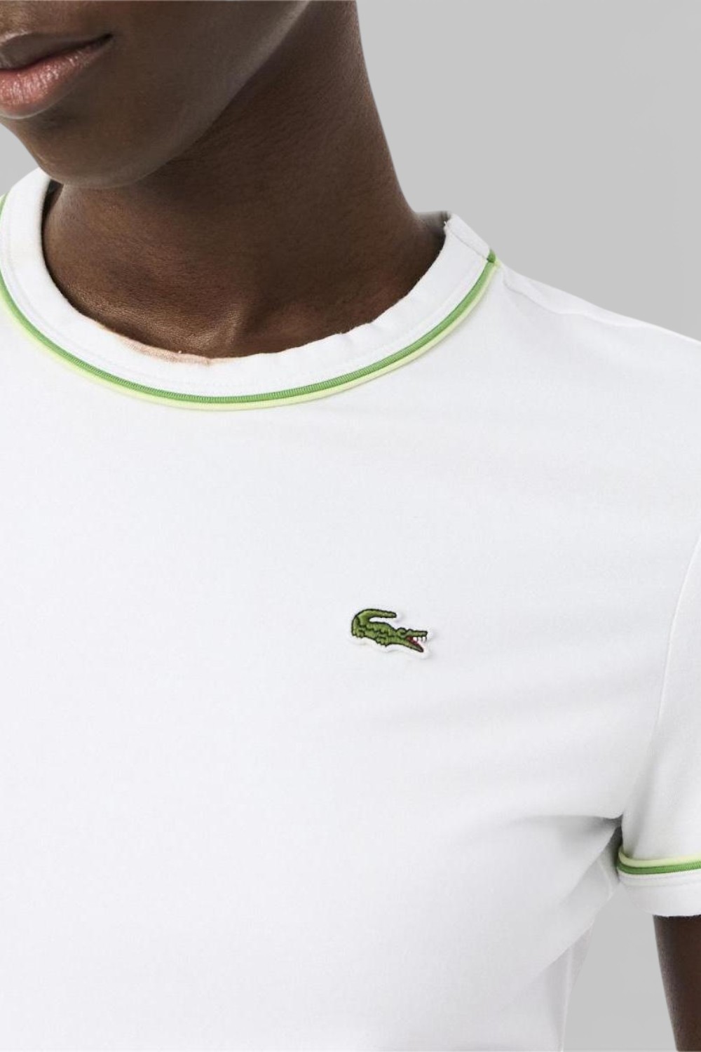 תמונת תקריב דוגמן של חולצת טי