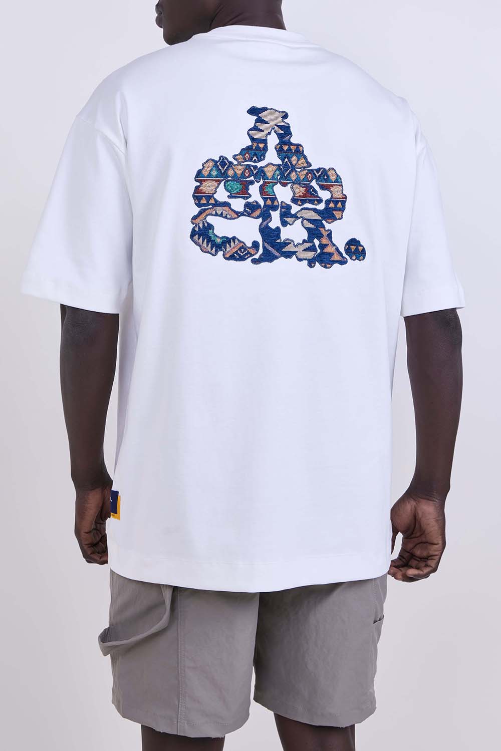 תמונת דוגמן אחורית של חולצת טי אוברסייז