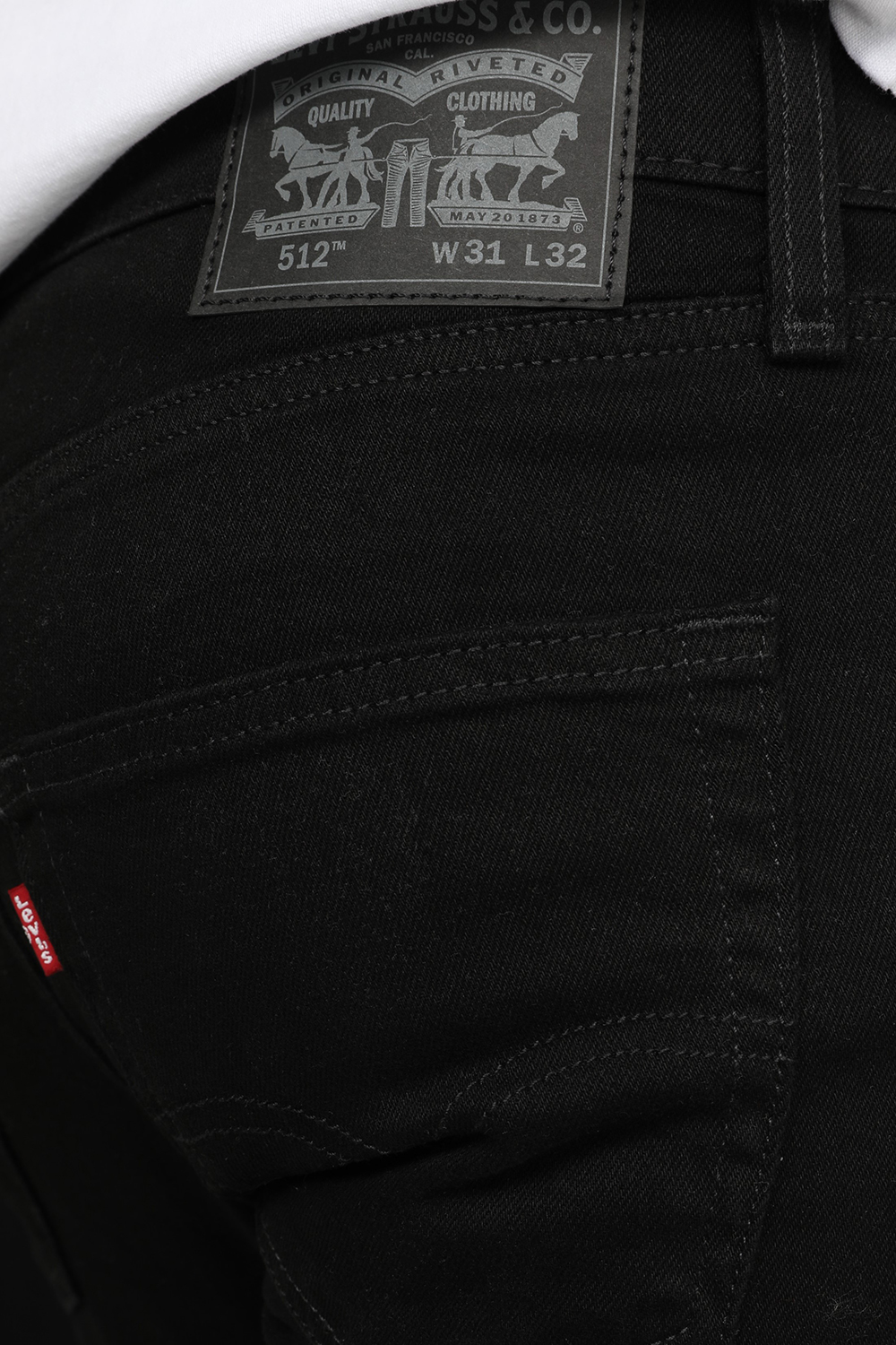 תמונת תקריב דוגמן של מכנסי ג`ינס טאפר 512