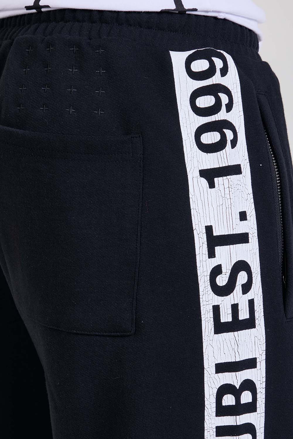 תמונת תקריב דוגמן של מכנסי ג'וגר