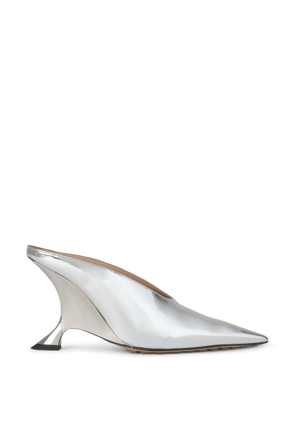 תמונה קידמית של נעלי עקב מטאליים מעור