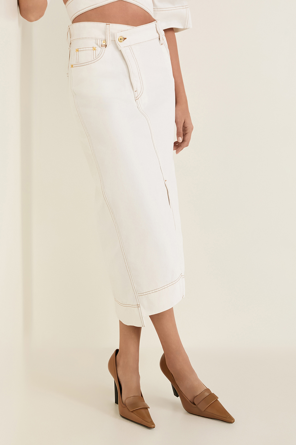 תמונת דוגמן קידמית של חצאית ג'ינס