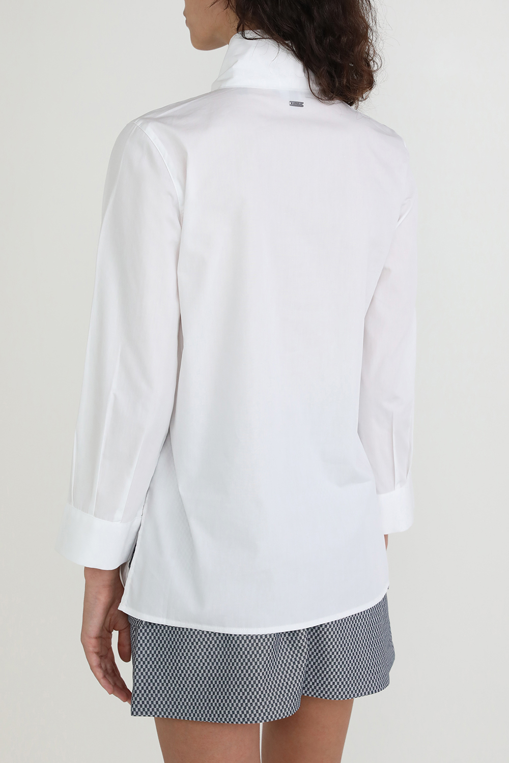 תמונת דוגמן אחורית של חולצה מכופתרת עם צווארון פפיון