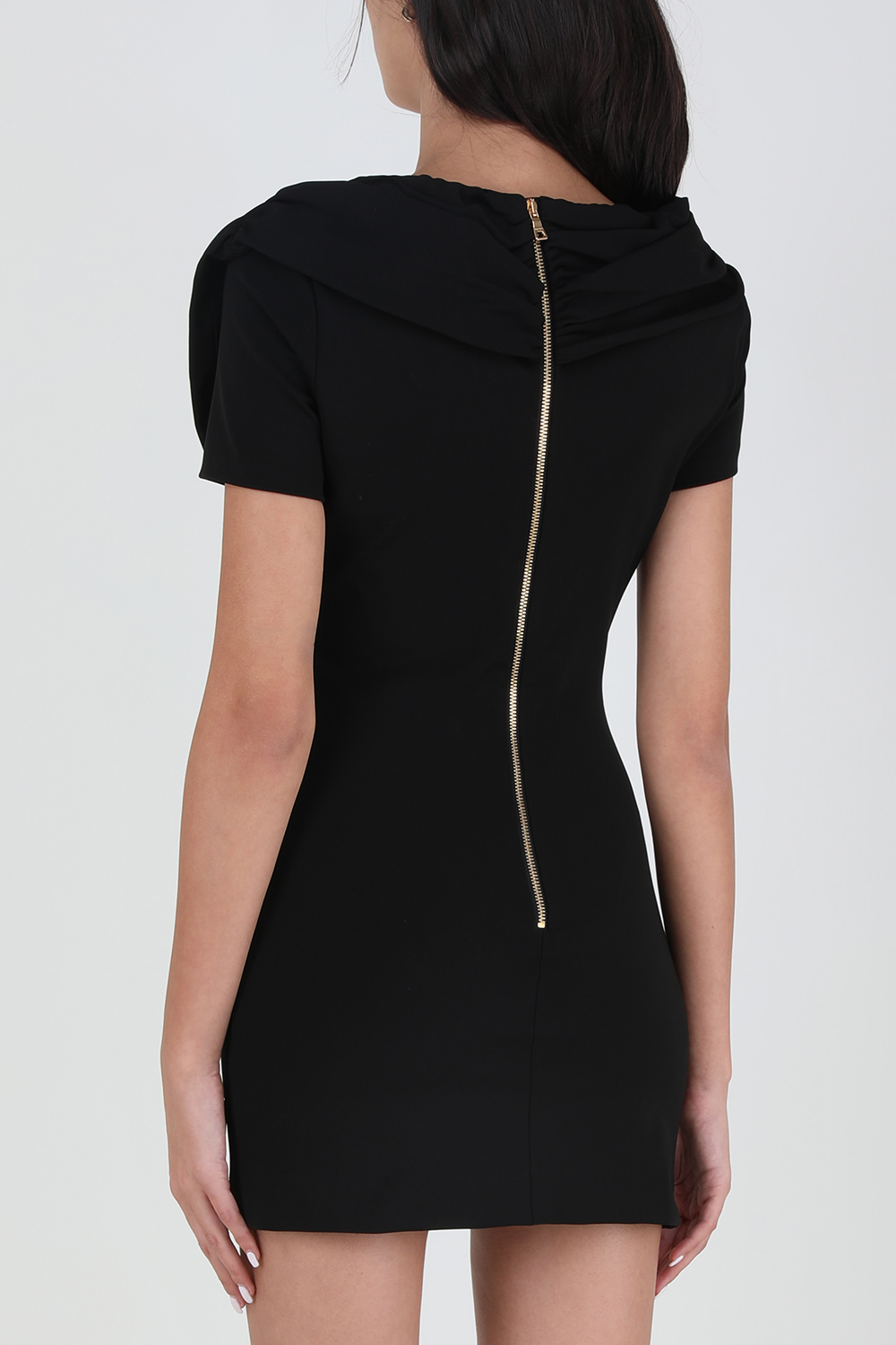 תמונת דוגמן אחורית של שמלת מיני עם כפתורים