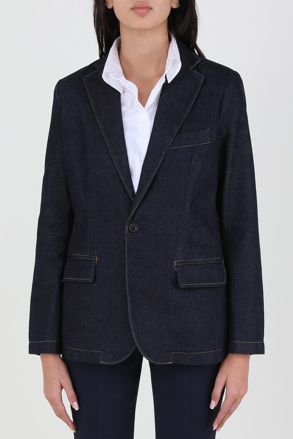 תמונת דוגמן קידמית של בלייזר ג'ינס