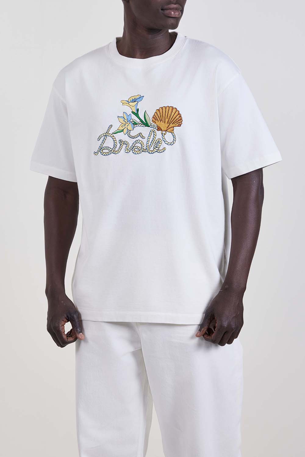 תמונת דוגמן קידמית של חולצת טי בגזרה ישרה