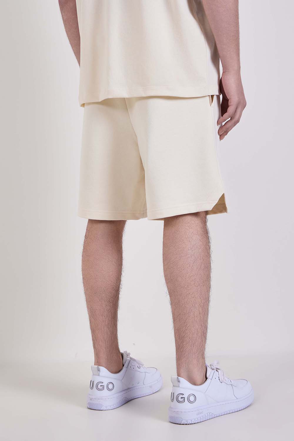 תמונת דוגמן אחורית של מכנסי ג'וגר קצרים