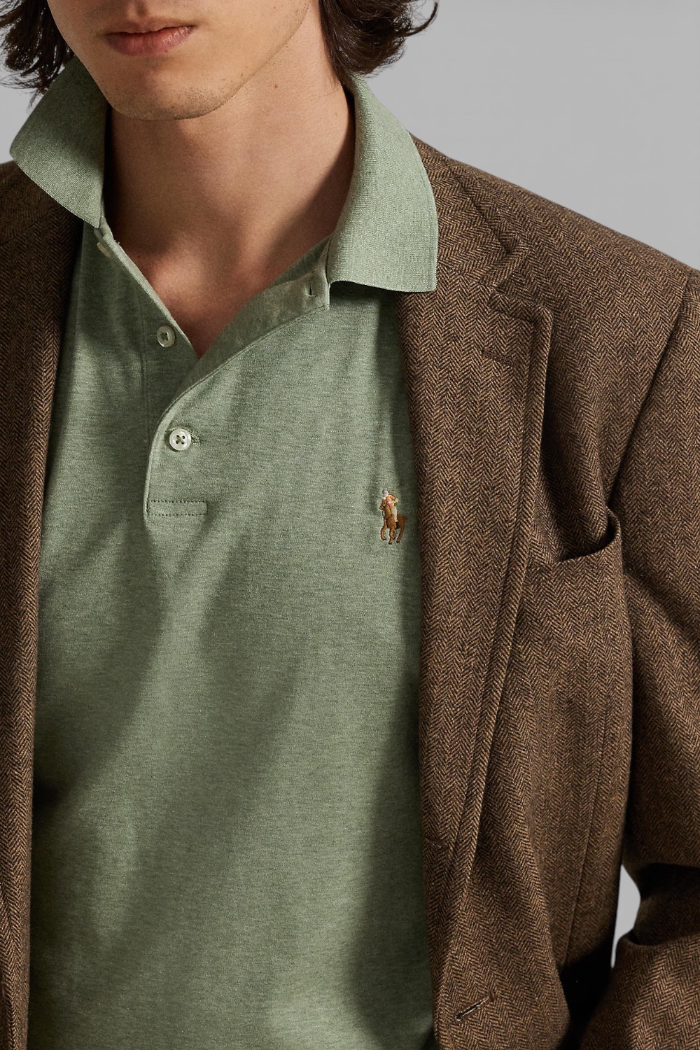 תמונת תקריב דוגמן של חולצת פולו