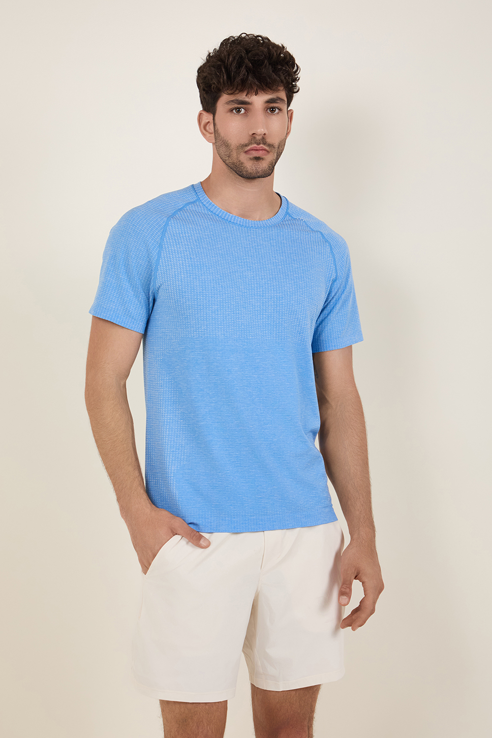 תמונת דוגמן קידמית של Metal Vent Tech Short-Sleeve Shirt