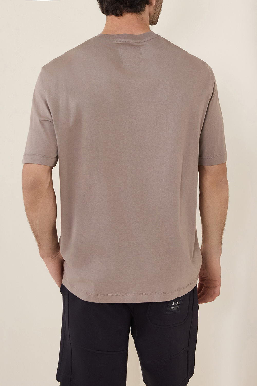 תמונת דוגמן אחורית של חולצת טי