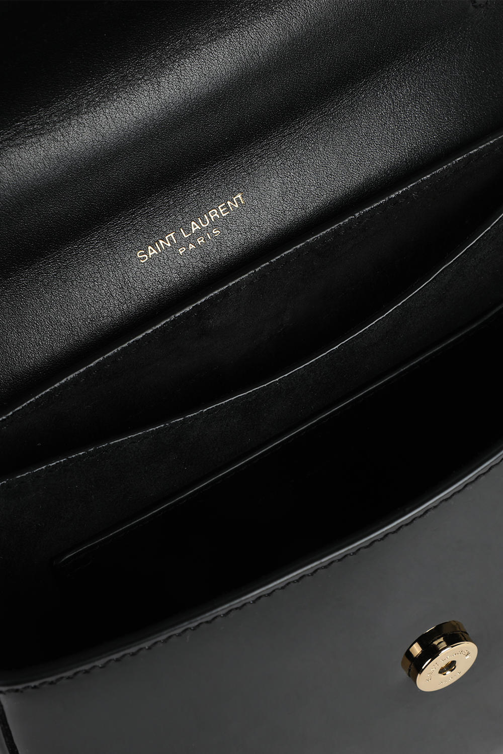 תמונת פנים של תיק אוכף קאיה עם אבזם מונוגרמי 