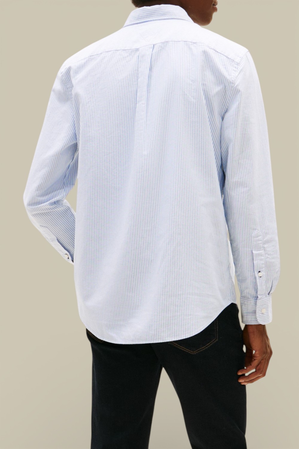 תמונת דוגמן אחורית של חולצה מכופתרת פסים