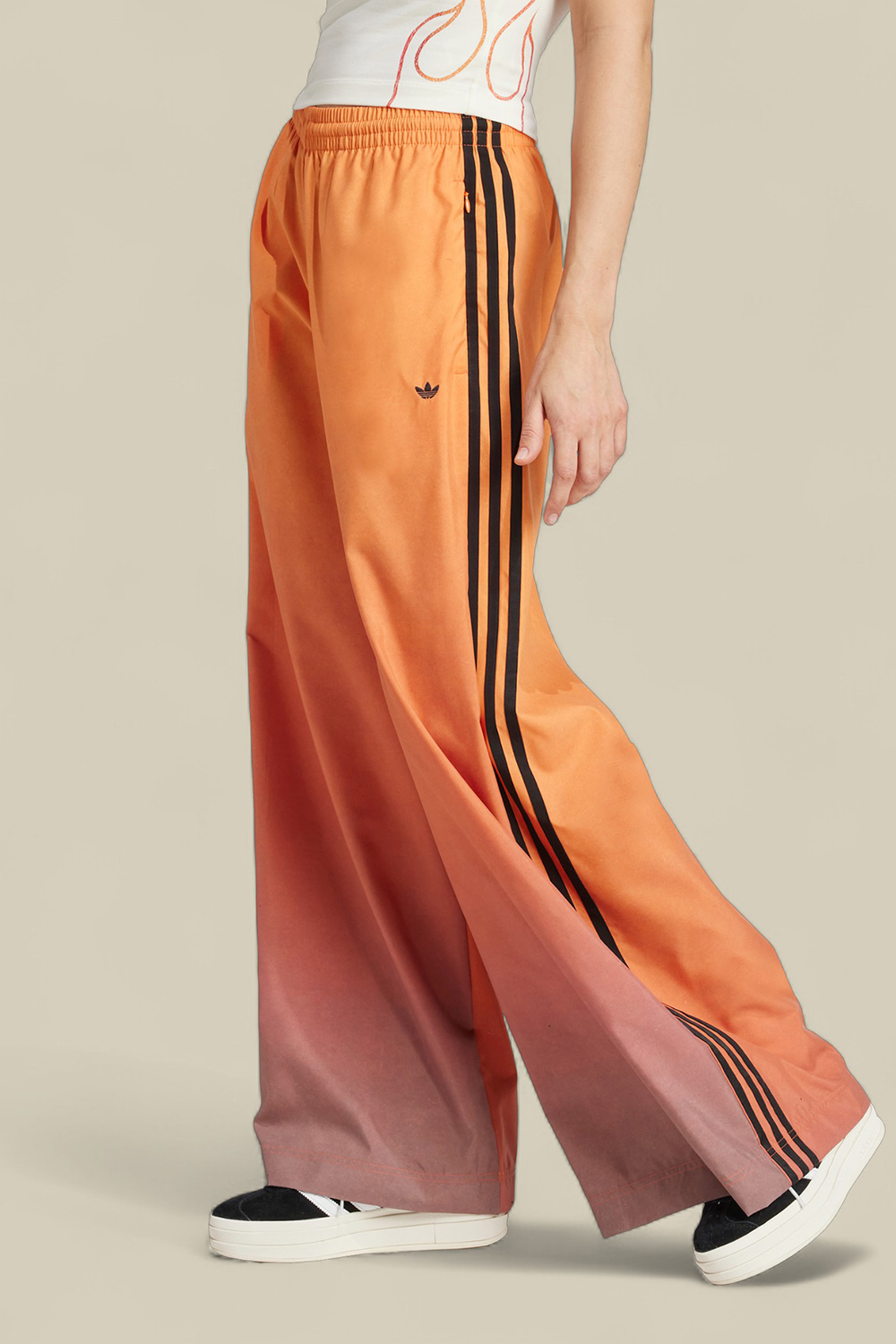 תמונת דוגמן קידמית של מכנסי ג'וג אוברסייז