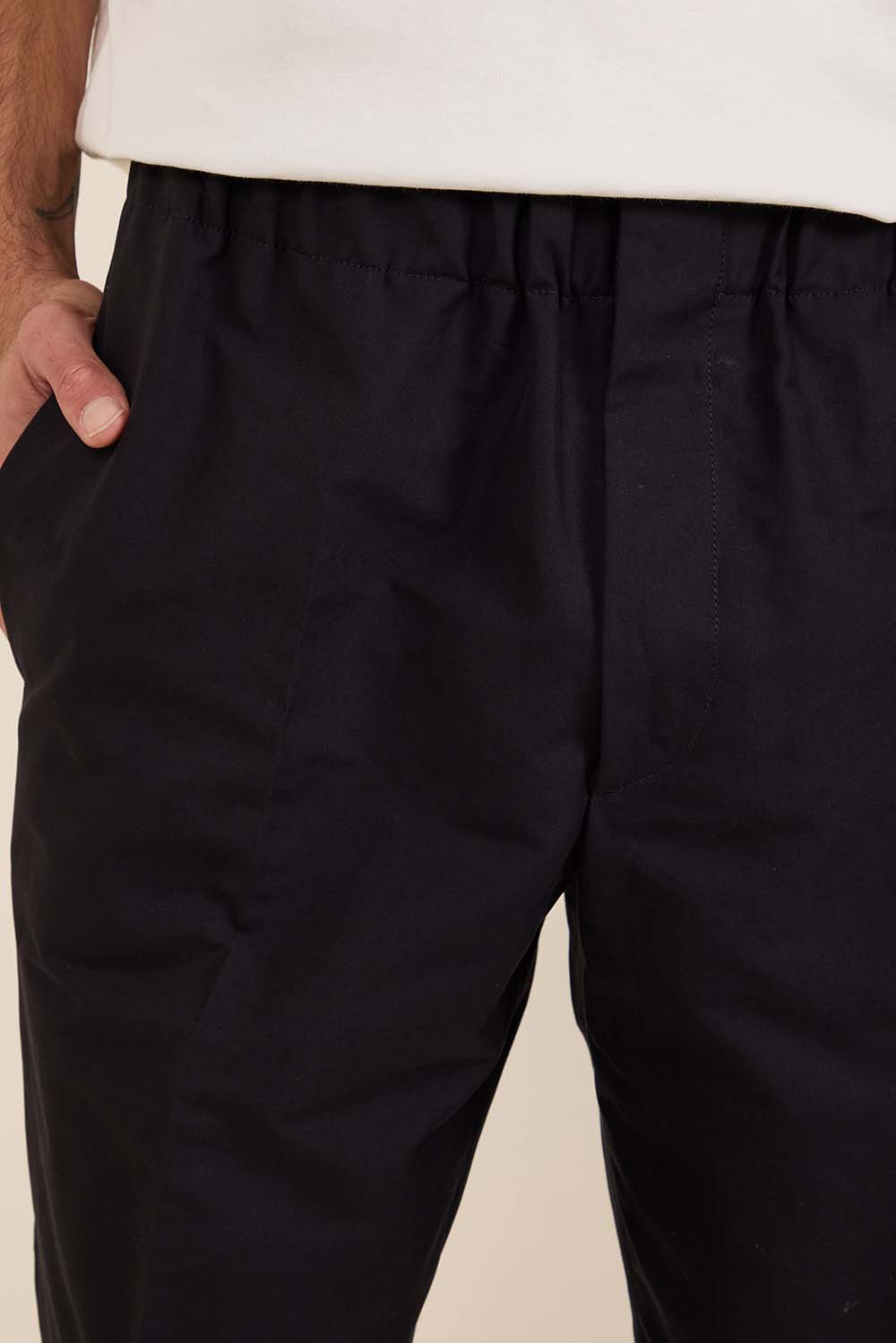 תמונת תקריב דוגמן של מכנסיים מחויטים בגזרה משוחררת