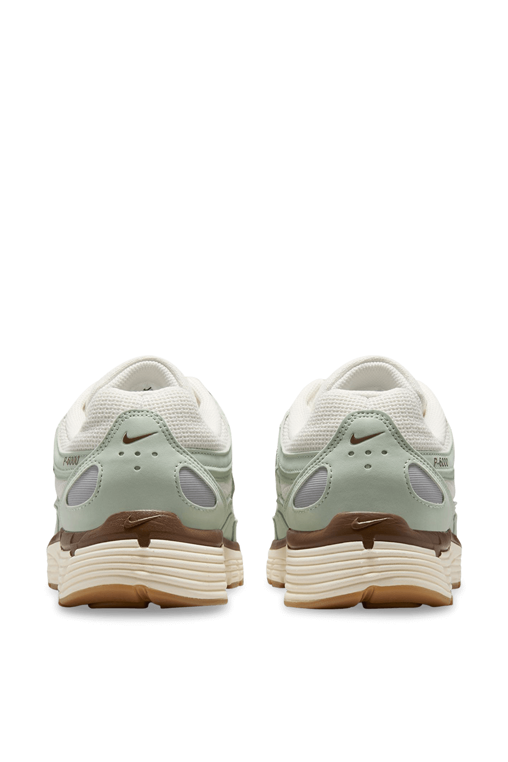 תמונת תקריב של נעלי ריצה פי - 6000