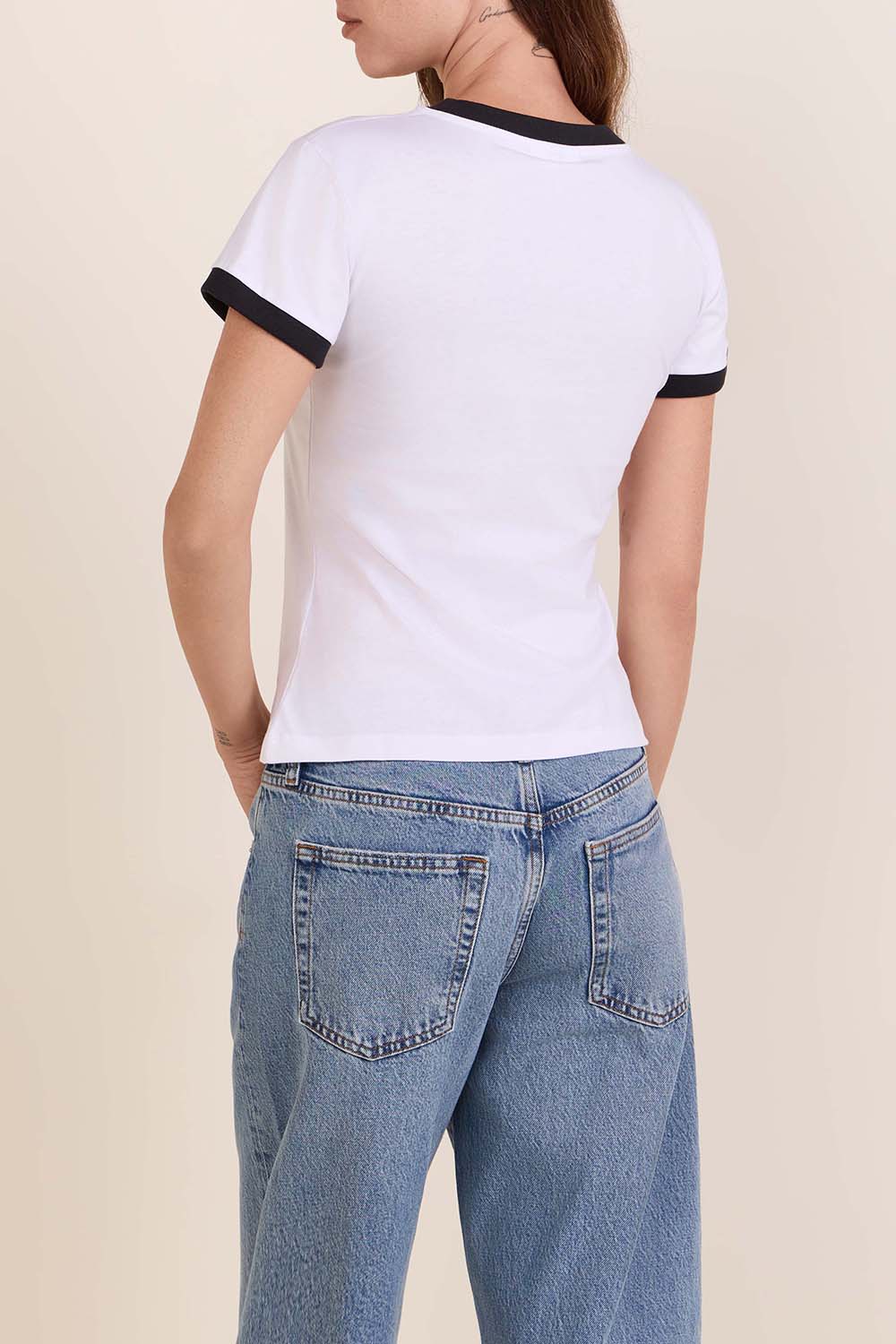 תמונת דוגמן אחורית של חולצת טי קרופ