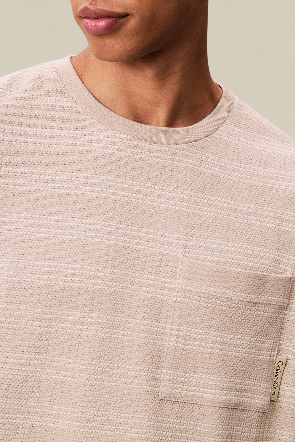 תמונת תקריב דוגמן של חולצת טי ארוגה