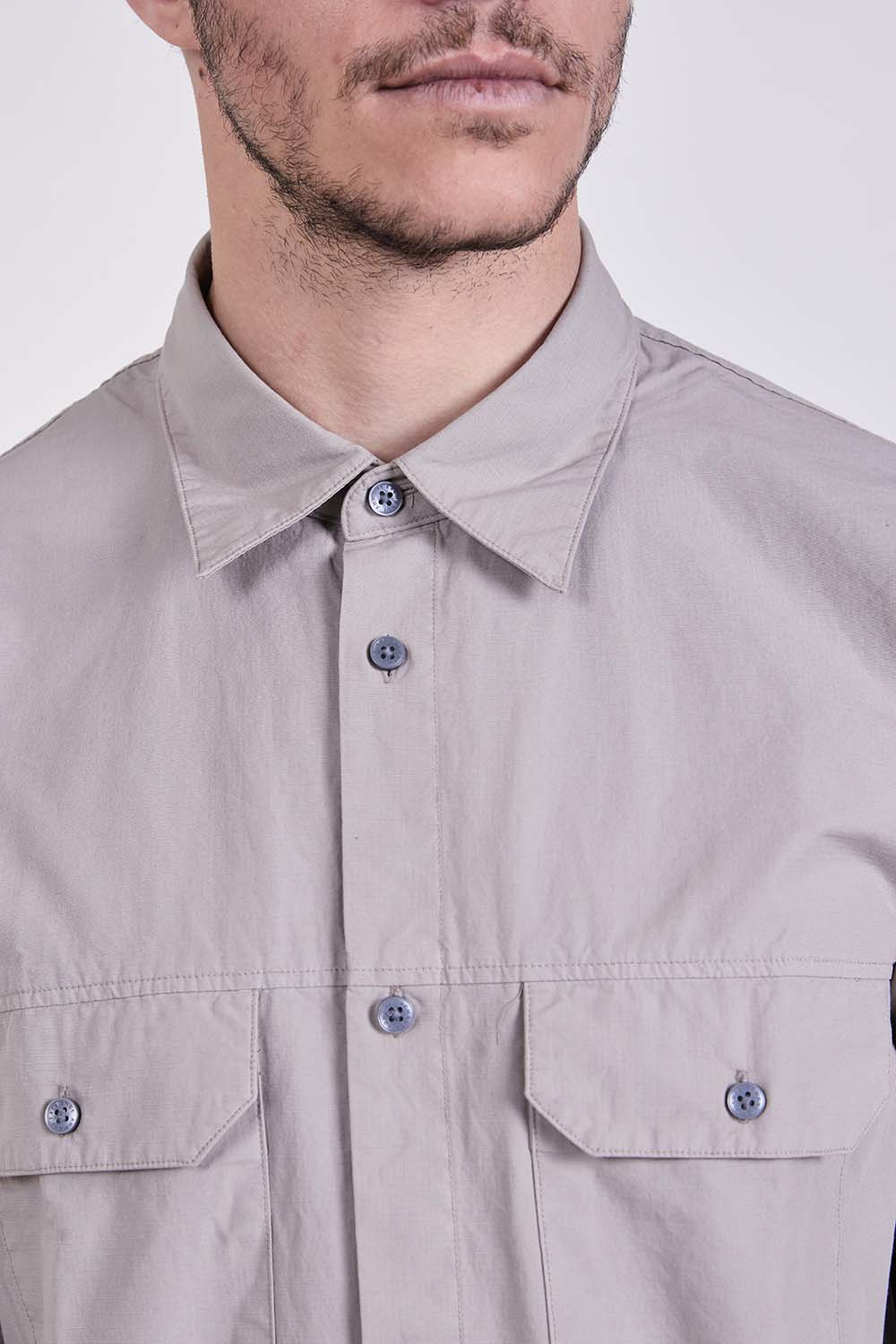 תמונת תקריב דוגמן של חולצה מכופתרת