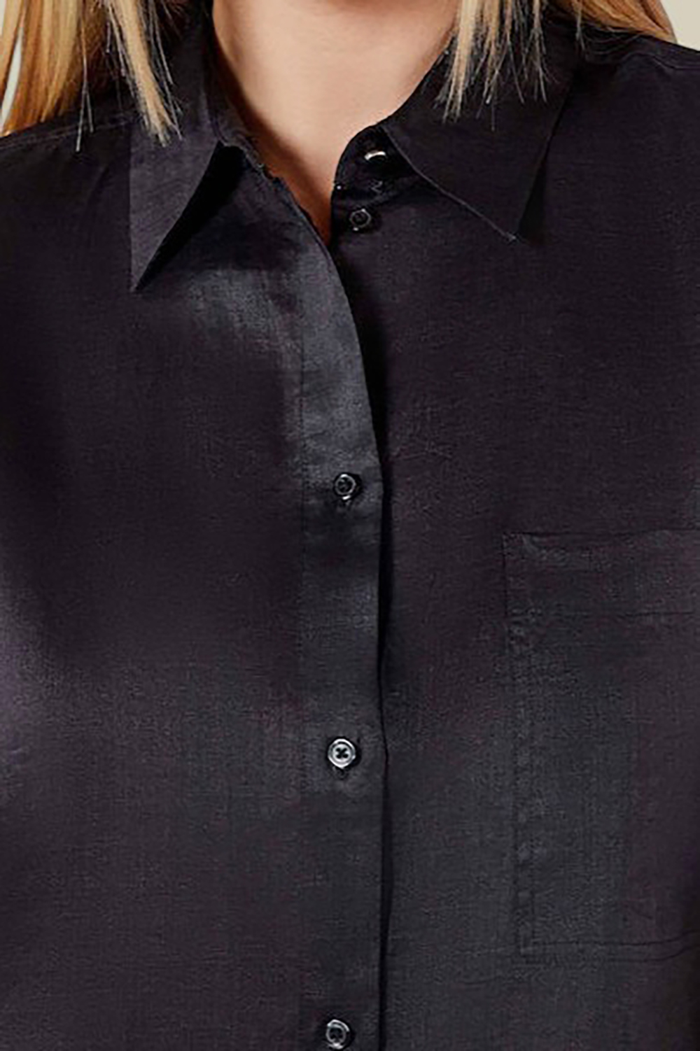 תמונת תקריב דוגמן של חולצת כפתורים